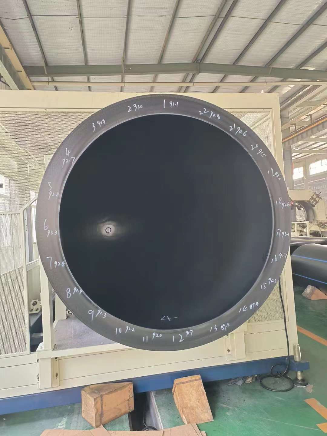 厚肉大径パイプ：パイプ押出時のたわみを防ぐ方法