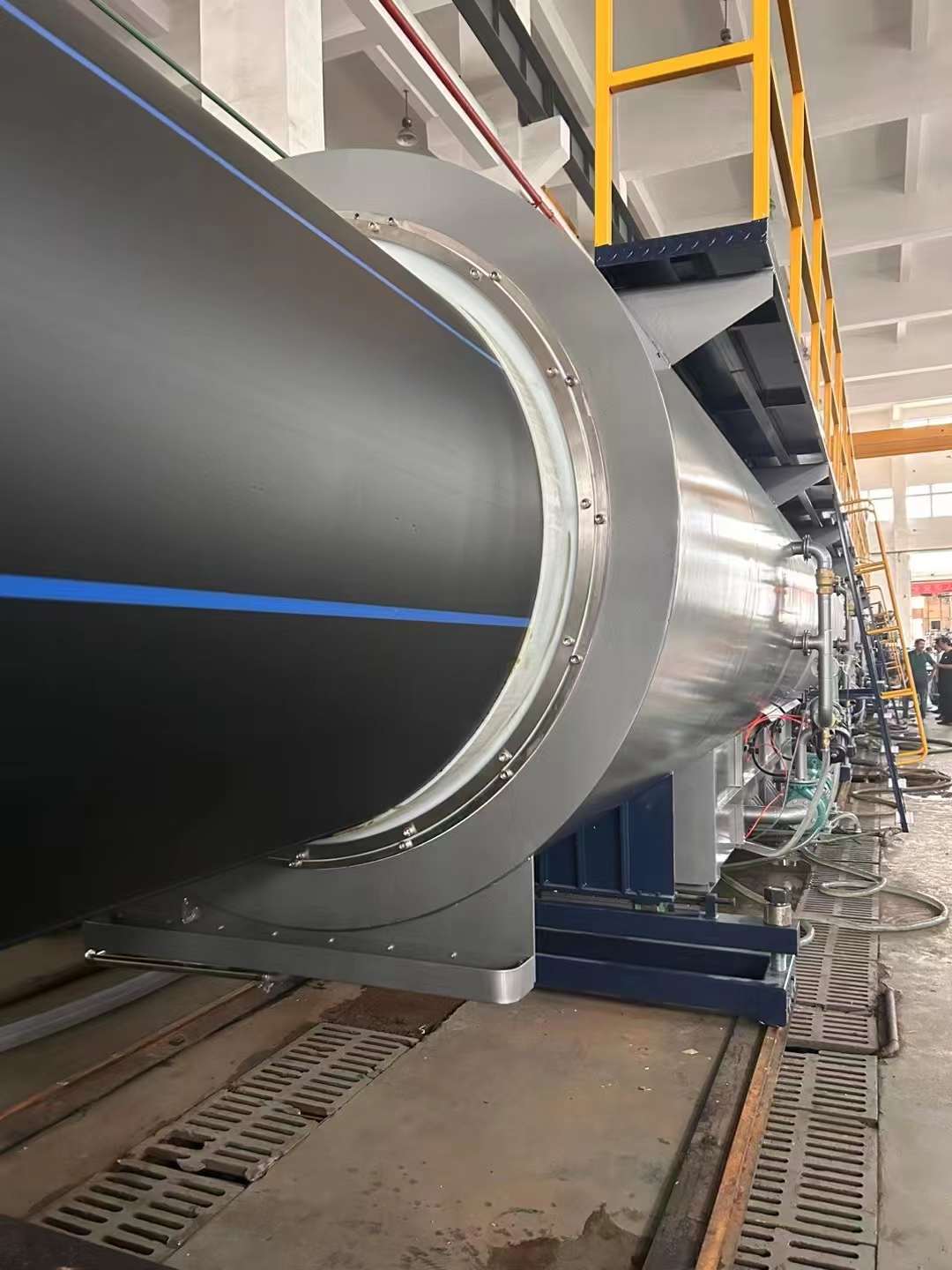 新しいPE1600(SDR13.6)押出生産ラインが正常に完成し、納入を待っています。