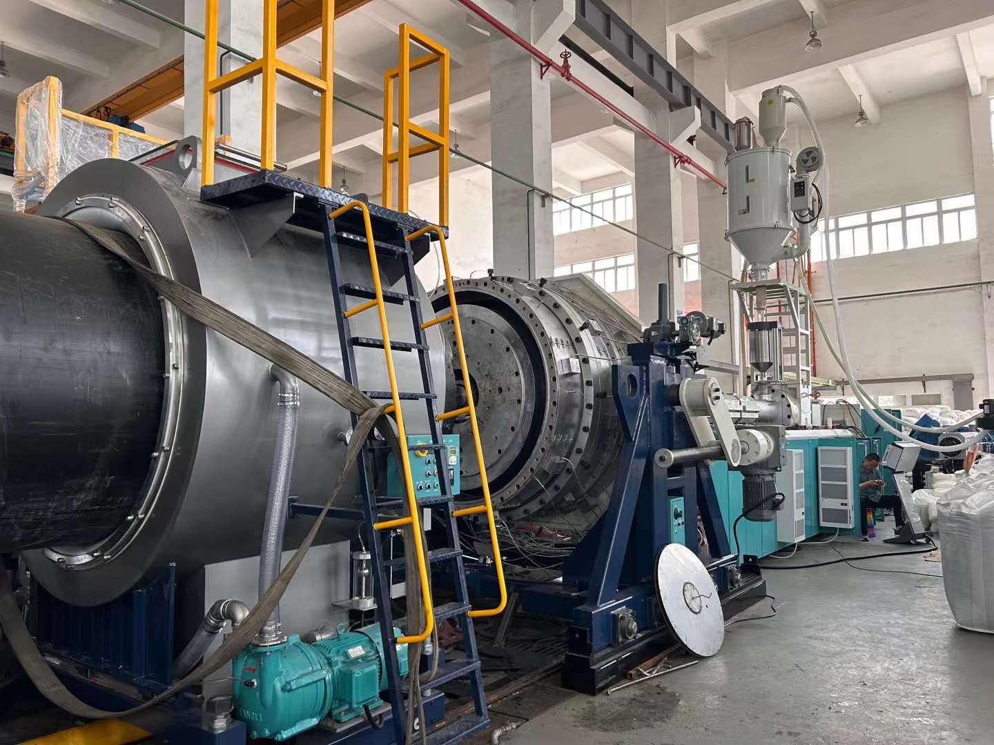 厚肉大径パイプ：パイプ押出時のたわみを防ぐ方法